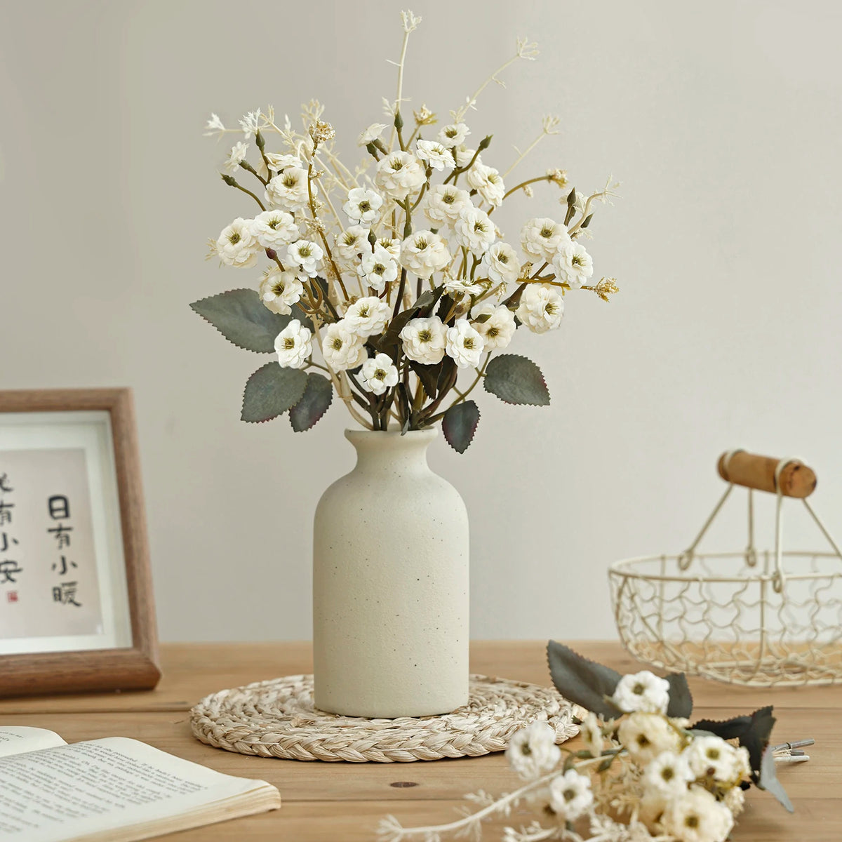 bouquet fleurs artificielles blanc beige vert vase minimaliste naturel decoration interieur