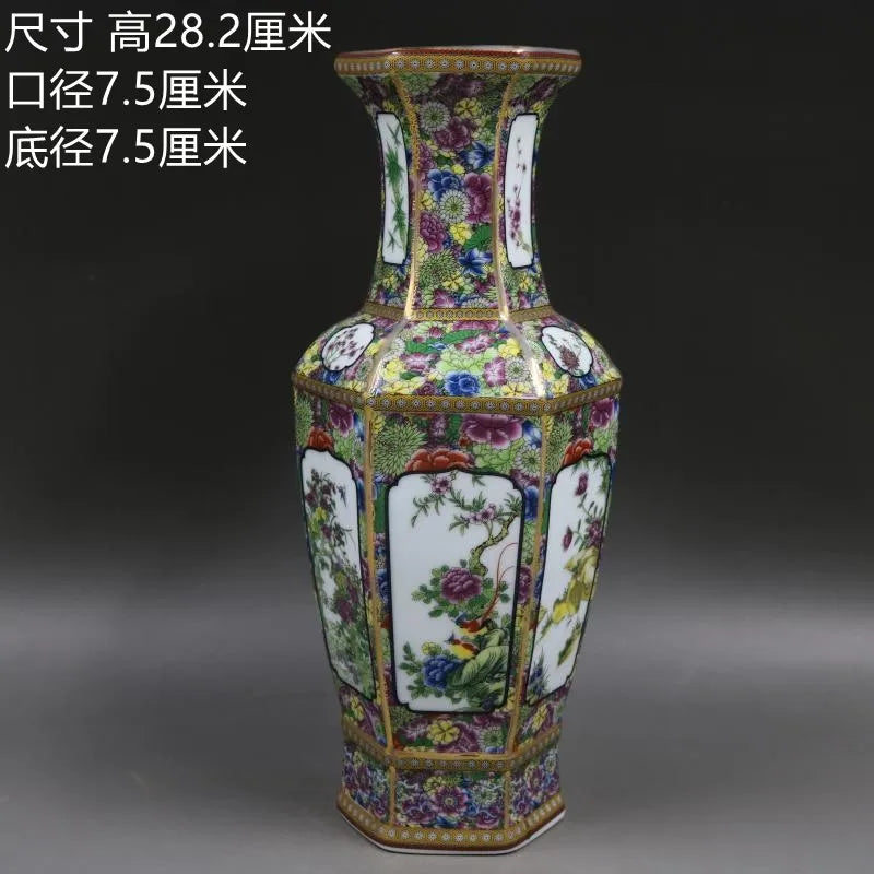 Vase de porcelaine chinois décoré de fleurs et de motifs colorés sur un fond sombre.