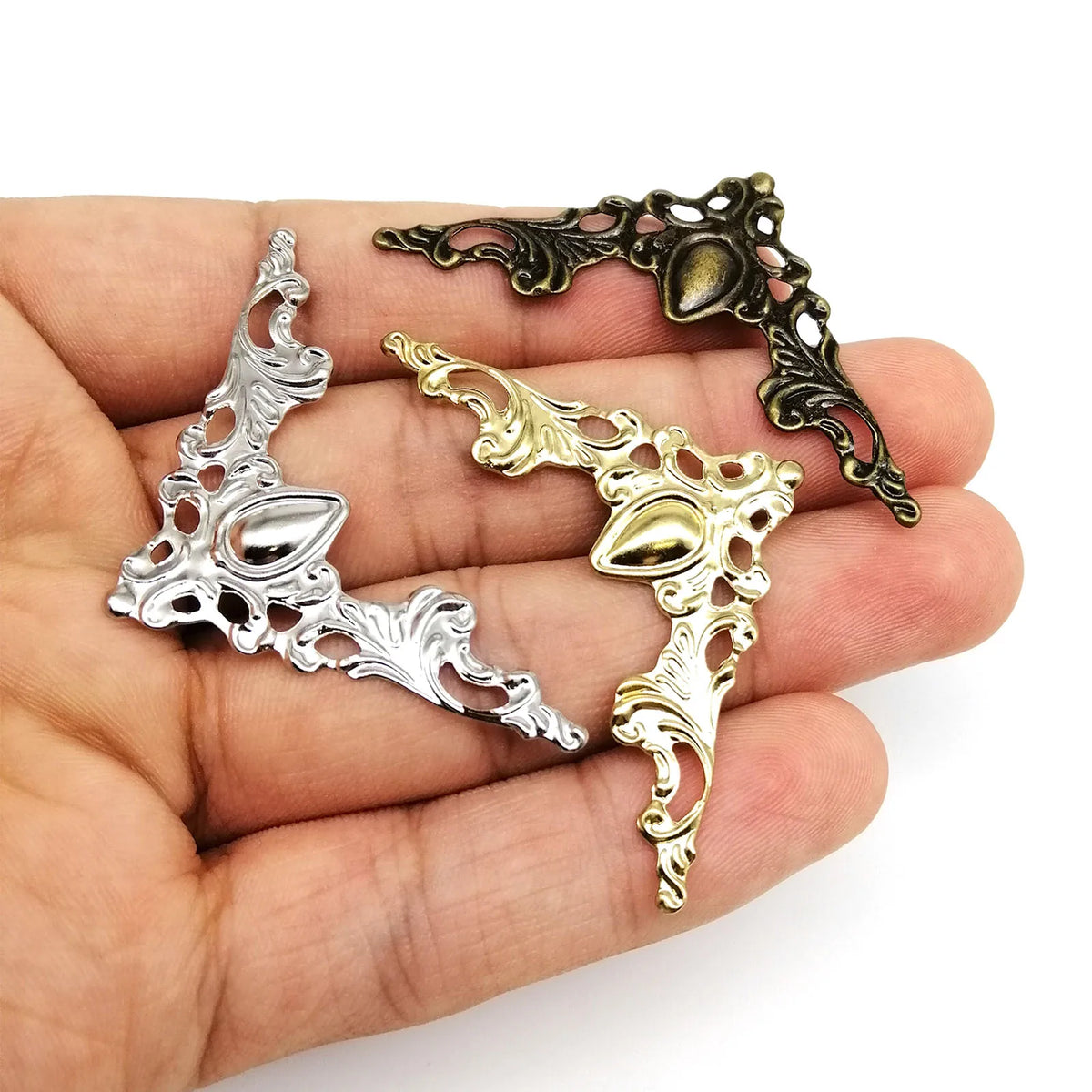 cornières décoratives argent bronze doré motifs floraux baroques vintage élégants fixations meubles