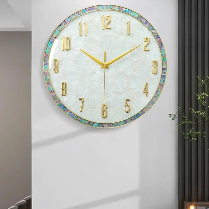 horloge murale moderne nacrée motifs veinés blanc doré irisation verte rose bleue