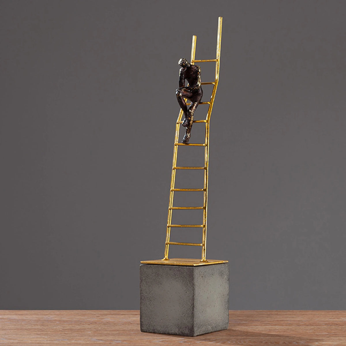 Sculpture abstraite sur bureau décoration
