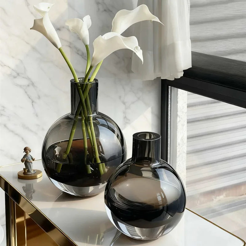 vase moderne transparent gris foncé boule ronde callas orchidées décoration intérieure arrangement floral table