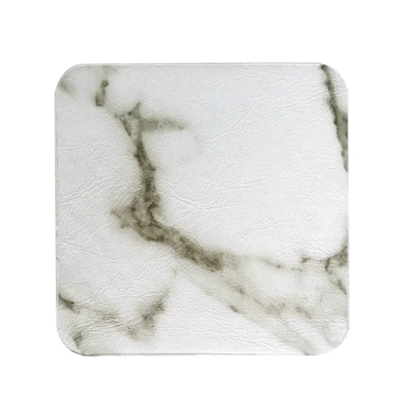 Motif en marbre blanc avec des veines grises, texture abstraite et élégante.