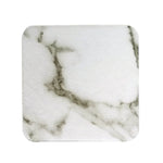 Motif en marbre blanc avec des veines grises, texture abstraite et élégante.