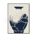 Une œuvre d'art unique avec une forme de vase brisé en noir et blanc, créant une impression d'élégance et de fragilité.