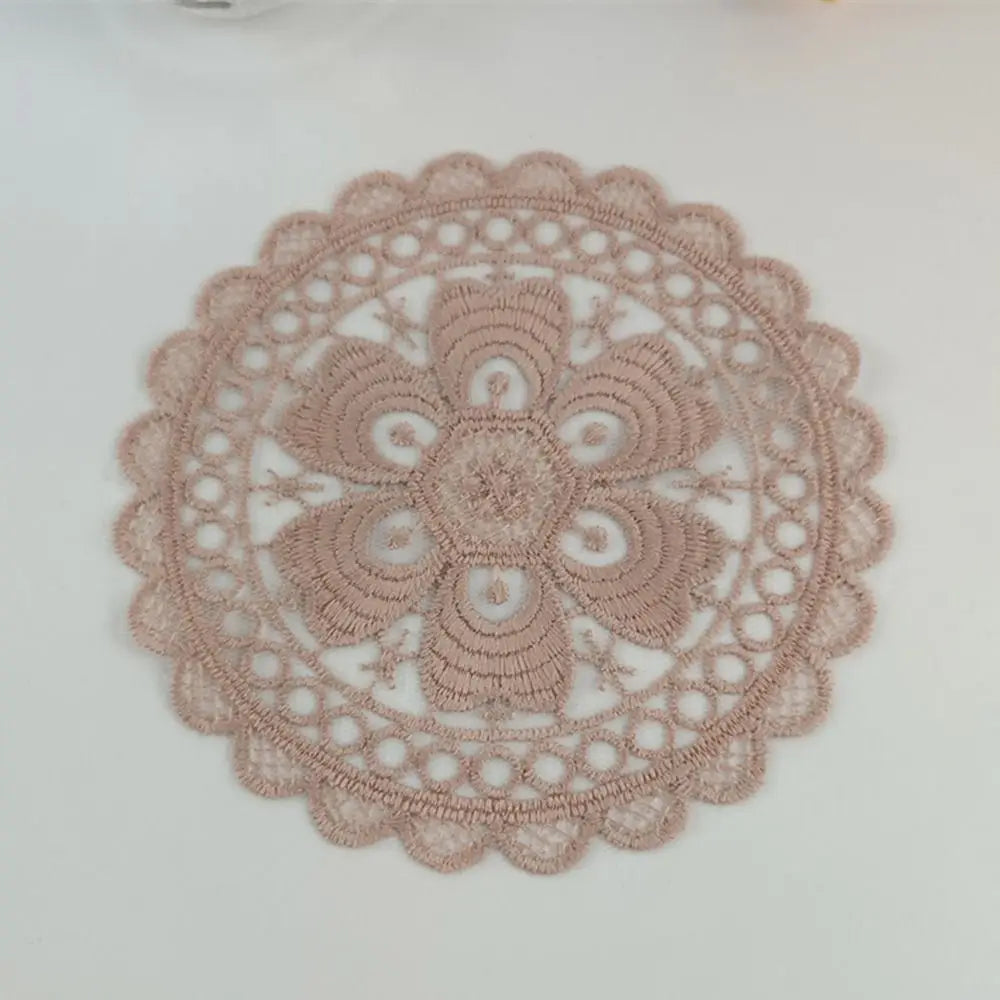 serviettes table vintage brodées fleurs dentelées beige rose clair blanc romantique