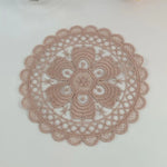 serviettes table vintage brodées fleurs dentelées beige rose clair blanc romantique