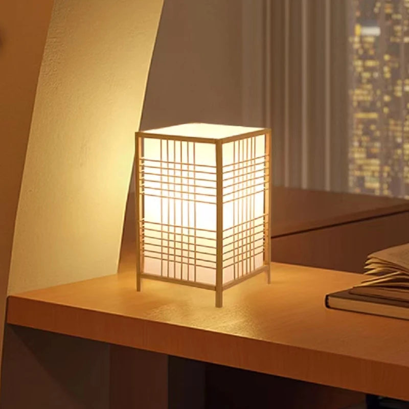 Lampe de chevet bambou allumée ambiance chaleureuse
