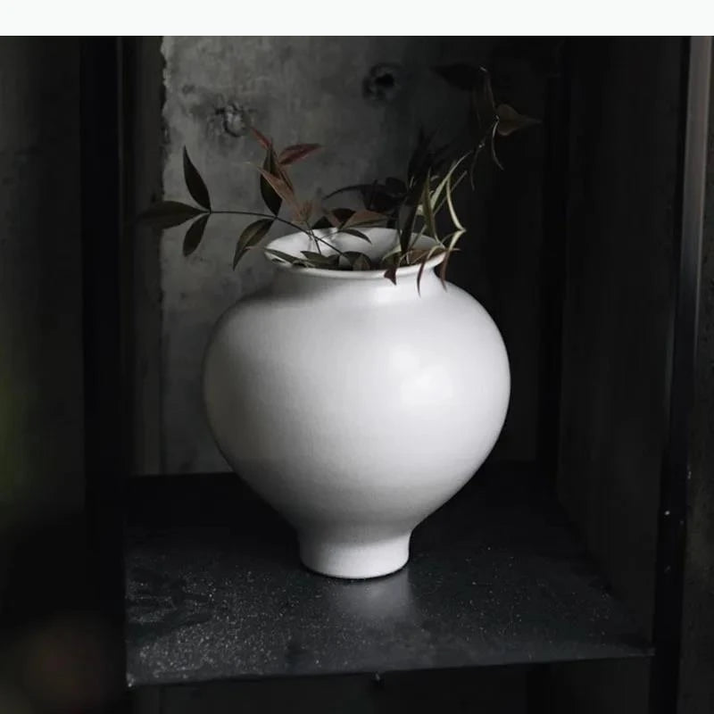 vases blancs modernes texture mat opaques décoration intérieure arrangement fleurs table