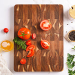 planches découper bois acacia marron motifs géométriques tomates persil oignon rouge moderne cuisine