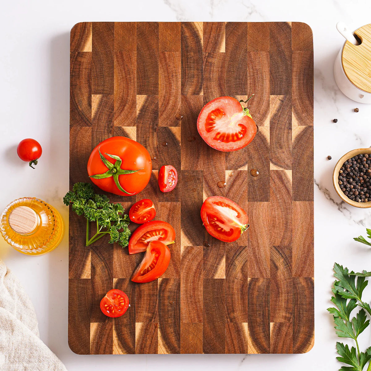 planches découper bois acacia marron motifs géométriques tomates persil oignon rouge moderne cuisine