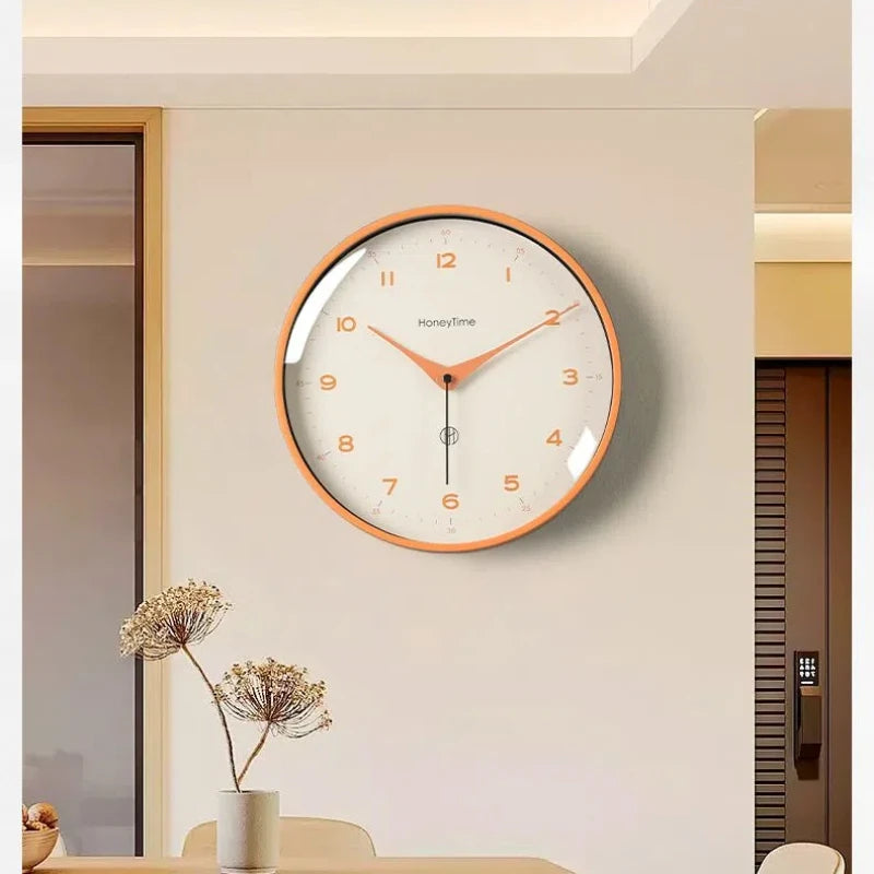 horloge murale quartz aiguille sourdine salon minimaliste visage unique fond blanc numéros noirs cadre