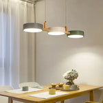 suspension lumineuse moderne trois abatjours vert foncé blanc gris opaques minimaliste scandi