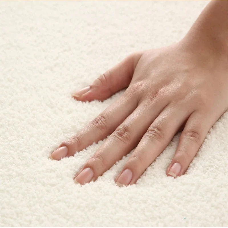 Gros plan sur des mains féminines posées délicatement sur une surface douce et texturée.