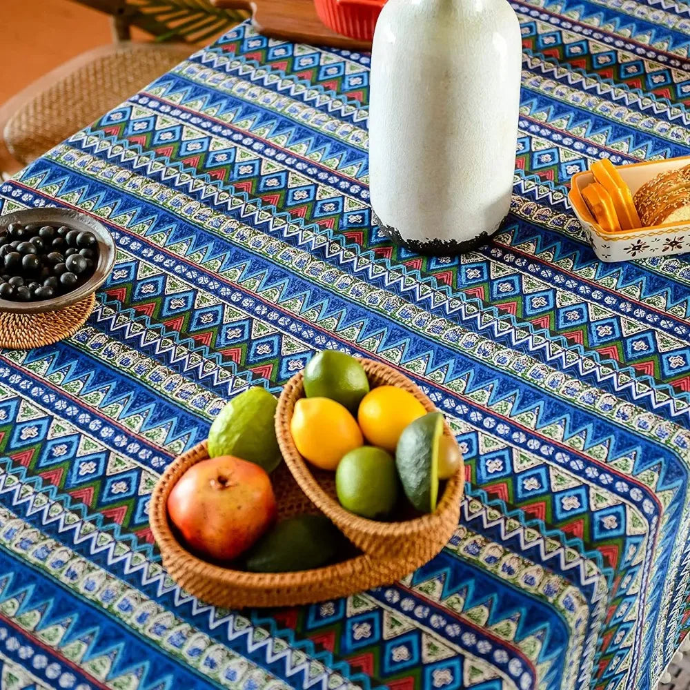 nappe table boho chic motifs géométriques bleu rouge verte tasseaux blancs imperméable machine