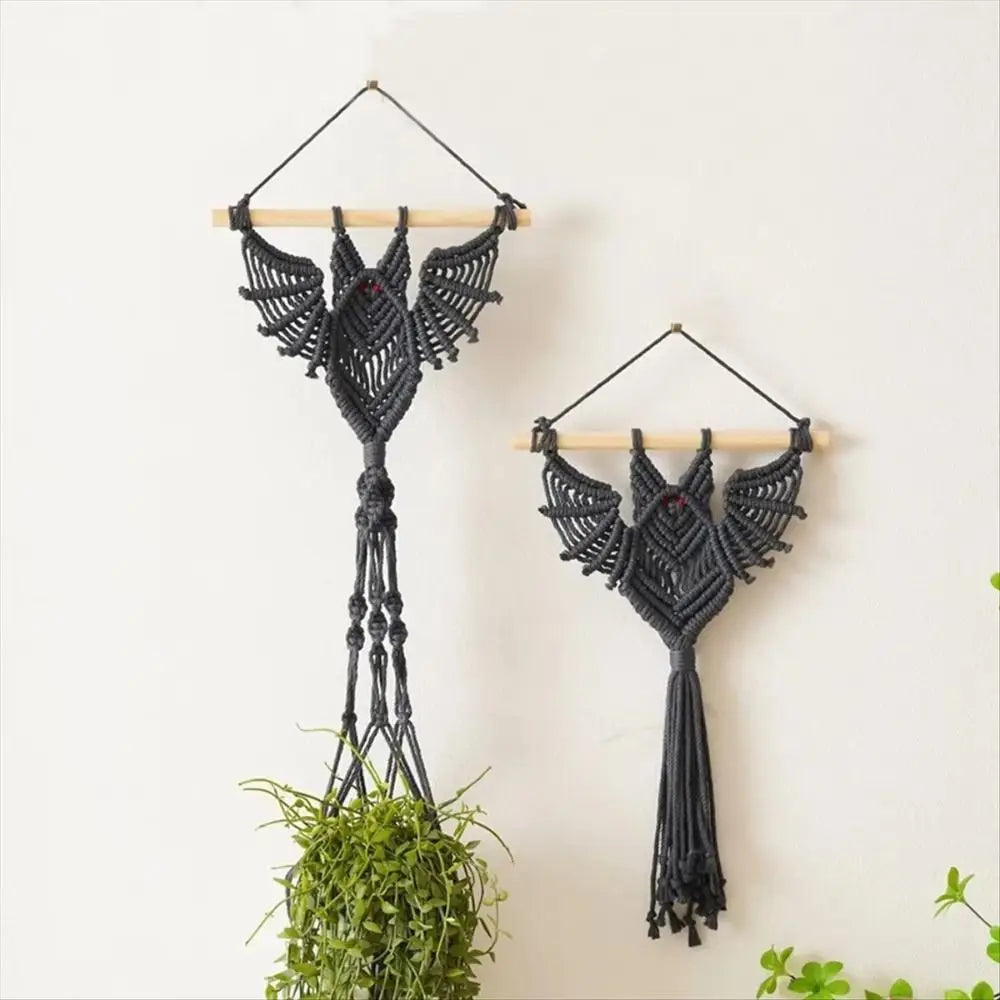 suspension décorative macramé oiseau yeux rouges artisanal noir boho chic barre bois