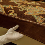 Ce tapis de luxe aux motifs floraux et arabesques dorées présente un magnifique travail artisanal.