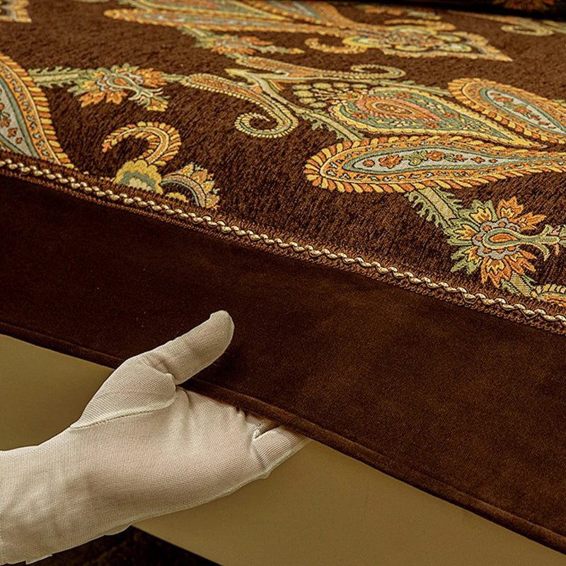 Ce tapis de luxe aux motifs floraux et arabesques dorées présente un magnifique travail artisanal.