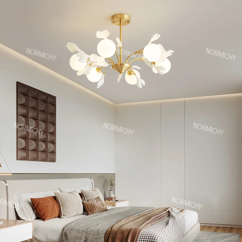 lampe suspendue contemporaine or blanc fleurs opalescente 10 têtes chaîne neutre