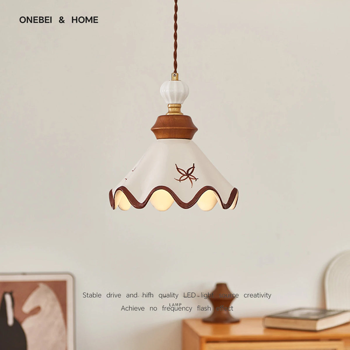 lampe suspendue vintage céramique motif floral blanc marron bordure ondulée classique chambre restaurant exposition