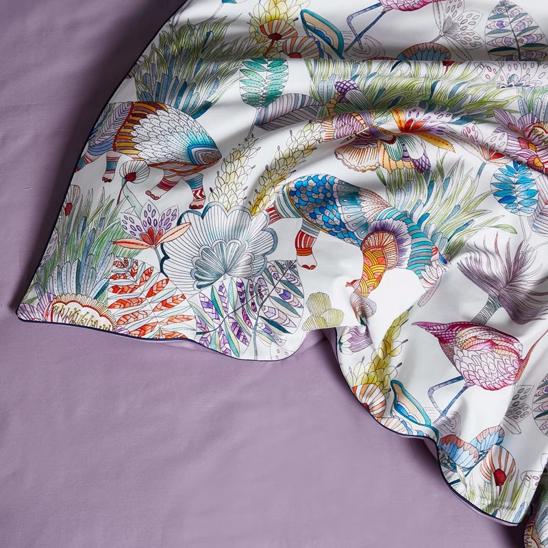 Détail de l'imprimé de fleurs sur la housse de couette en coton égyptien