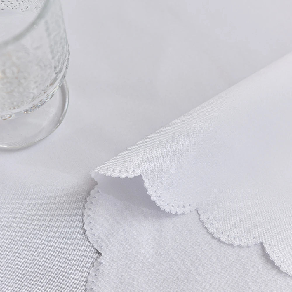 nappe blanche polyester texturée bordure dentelée réutilisable machine moderne extérieur mariage restaurant fête cuisine