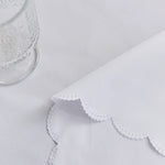nappe blanche polyester texturée bordure dentelée réutilisable machine moderne extérieur mariage restaurant fête cuisine