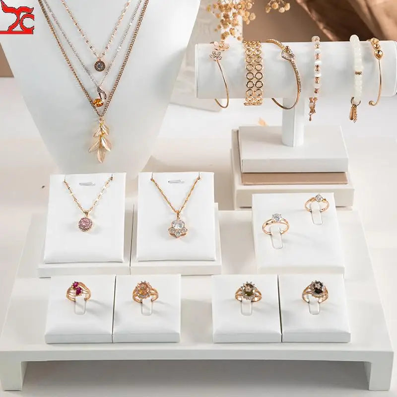 Présentoir bijoux blanc organisateur sur coiffeuse élégante