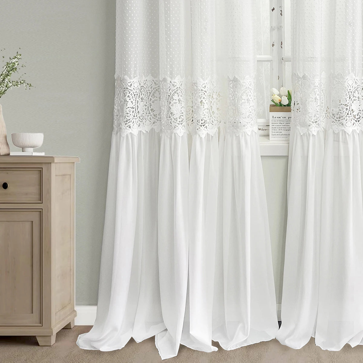 Rideaux élégants avec motif floral en dentelle, parfaits pour apporter une touche sophistiquée à votre intérieur. Le design délicat s'harmonise avec un mobilier classique ou moderne, ajoutant une note de charme à chaque pièce. Transformez votre espace de vie avec ces rideaux esthétiques et fonctionnels, idéaux pour filtrer la lumière tout en conservant une ambiance chaleureuse.
