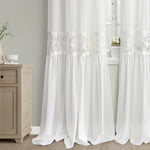 Rideaux élégants avec motif floral en dentelle, parfaits pour apporter une touche sophistiquée à votre intérieur. Le design délicat s'harmonise avec un mobilier classique ou moderne, ajoutant une note de charme à chaque pièce. Transformez votre espace de vie avec ces rideaux esthétiques et fonctionnels, idéaux pour filtrer la lumière tout en conservant une ambiance chaleureuse.