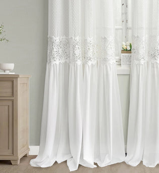 Rideaux élégants avec motif floral en dentelle, parfaits pour apporter une touche sophistiquée à votre intérieur. Le design délicat s'harmonise avec un mobilier classique ou moderne, ajoutant une note de charme à chaque pièce. Transformez votre espace de vie avec ces rideaux esthétiques et fonctionnels, idéaux pour filtrer la lumière tout en conservant une ambiance chaleureuse.