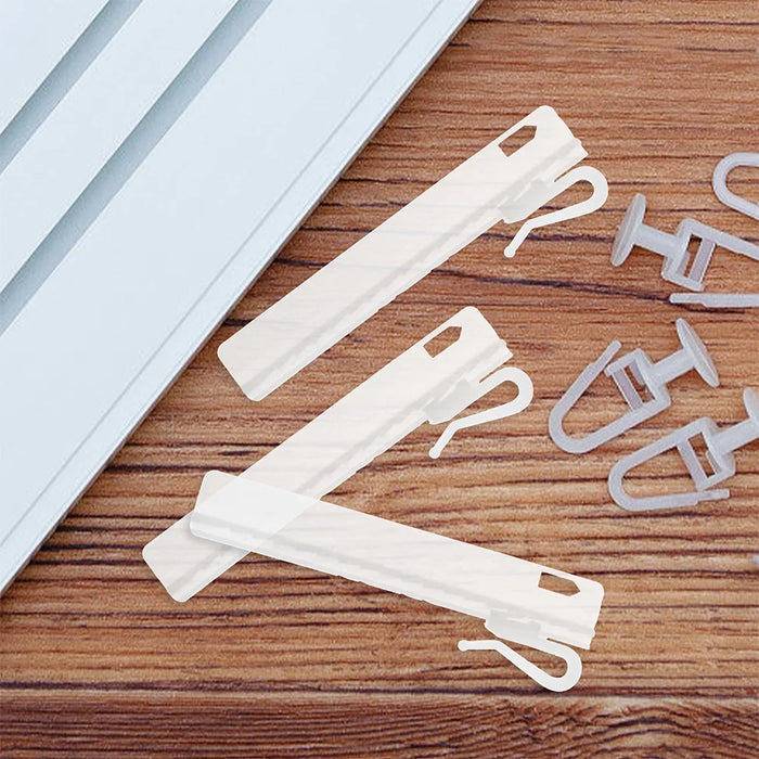 crochets de rideau réglables en plastique blanc sur fond neutre