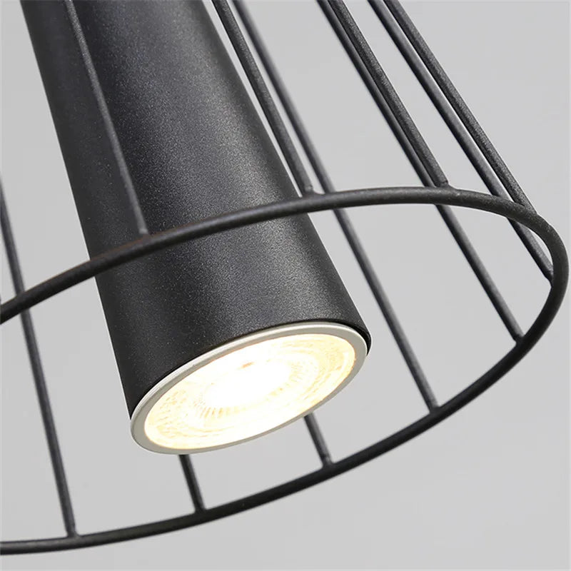 suspension lumineuse or noir contemporain minimaliste ampoule led intégrée fixation câbles métal superposé