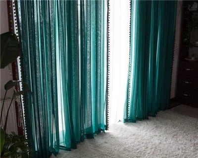 rideau vert foncé moderne rayures verticales semi transparent anneaux pompons décoratifs