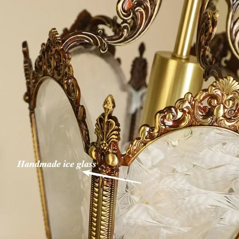 lampe suspendue or blanc translucide verre taillé ornements dorés classique baroque chaîne métallique