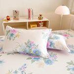 Une chambre confortable avec des oreillers à motifs floraux et une lampe de chevet dans un style vintage charmant.