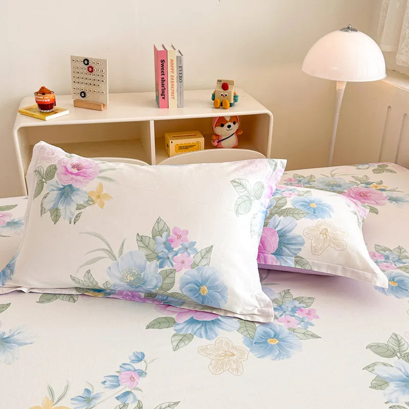 Une chambre confortable avec des oreillers à motifs floraux et une lampe de chevet dans un style vintage charmant.