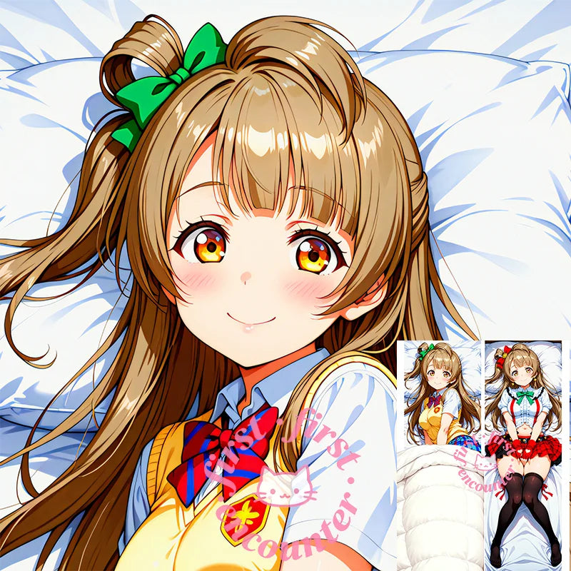 coussin allongé motif anime minami kotori personnages cheveux blonds yeux marron jupes colorées blanc