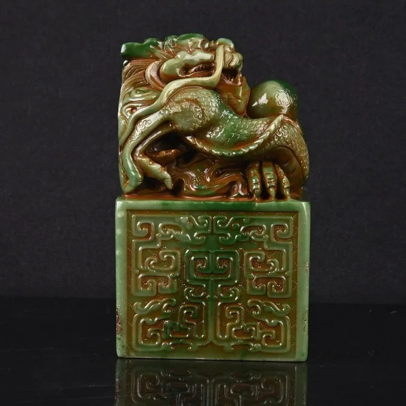 sculpture décorative dragon pierre verte chinois traditionnel détails sculptés socle géométrique opaque animal feng