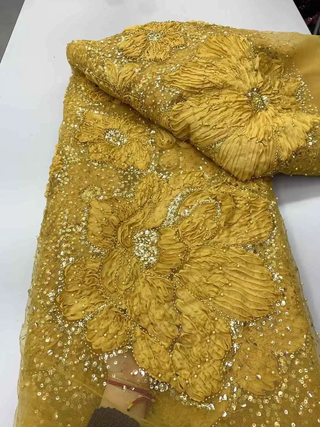tissu dentelle fleurs relief paillettes jaune rose orange blanc vert luxueux cérémonie mariage