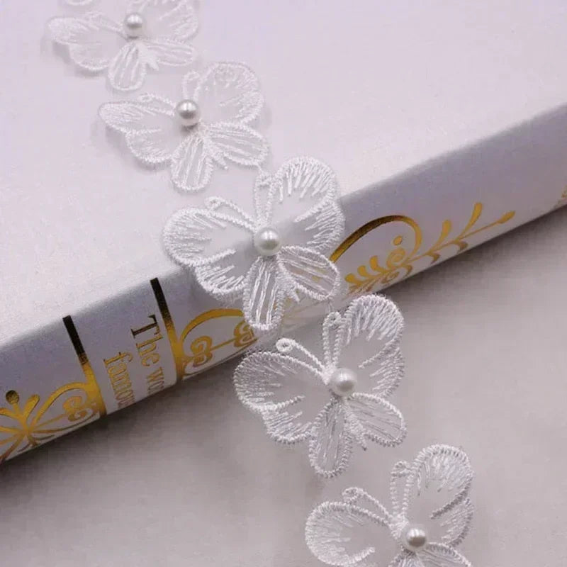 ruban decoratif brodé papillons mariage blanc rouge opacité broderie fine couture 1yard