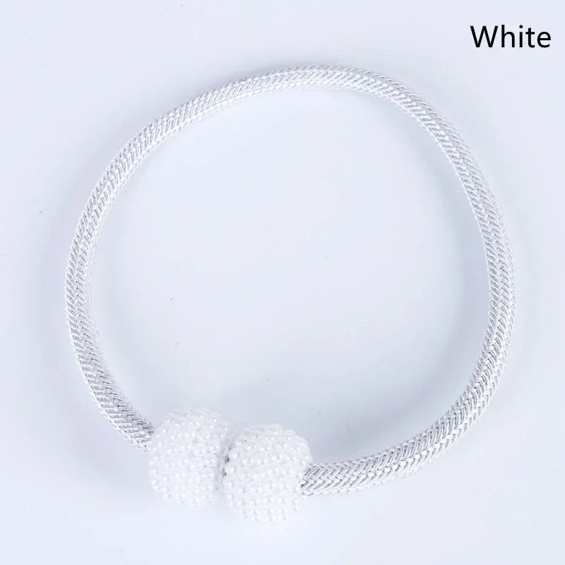 boucle rideau magnétique blanches tissu texturé gris clair moderne élégant accessoire volet polonais polyester