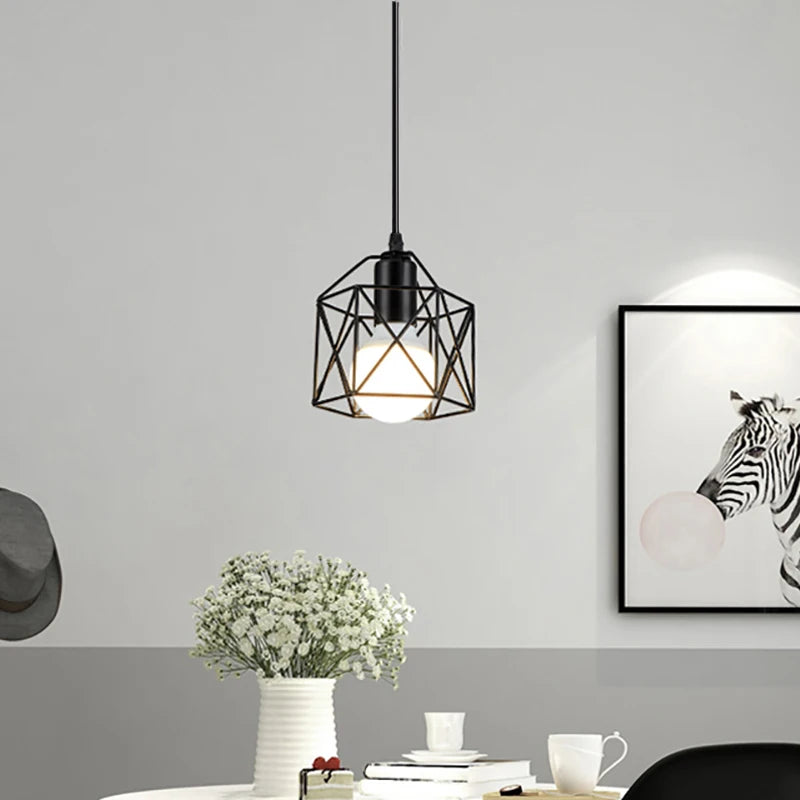 lampe suspendue moderne or noir structure métallique géométrique éclairage intérieur unique chambre loft