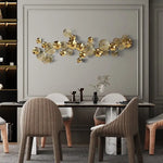Pendentif mural gris clair au-dessus d'un canapé contemporain