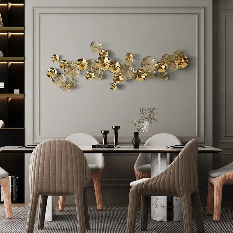 Pendentif mural gris clair au-dessus d'un canapé contemporain