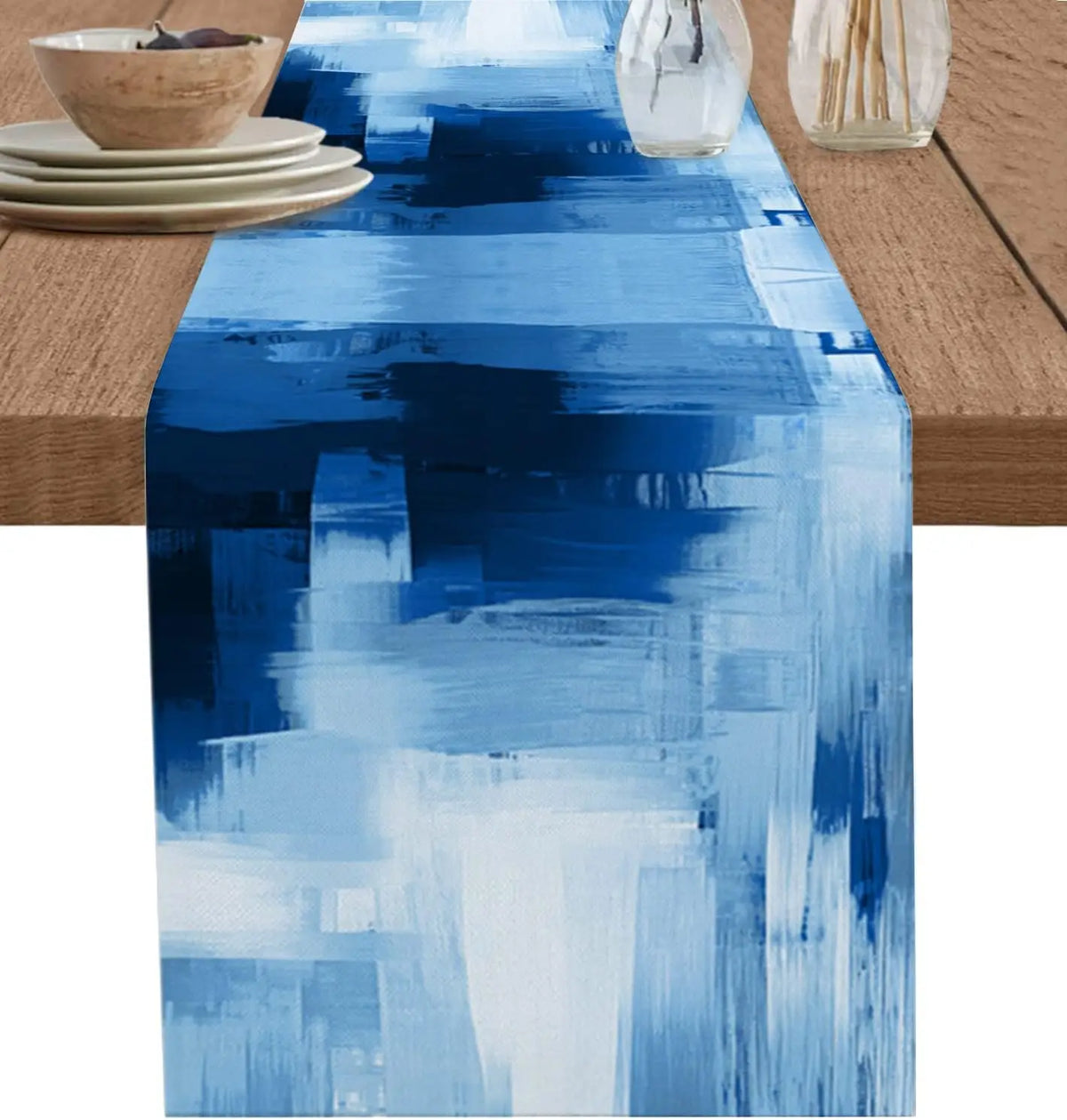 Ce chemin de table abstrait à dominante bleue aux motifs éthérés et fluides crée une ambiance sereine et apaisante pour la table.