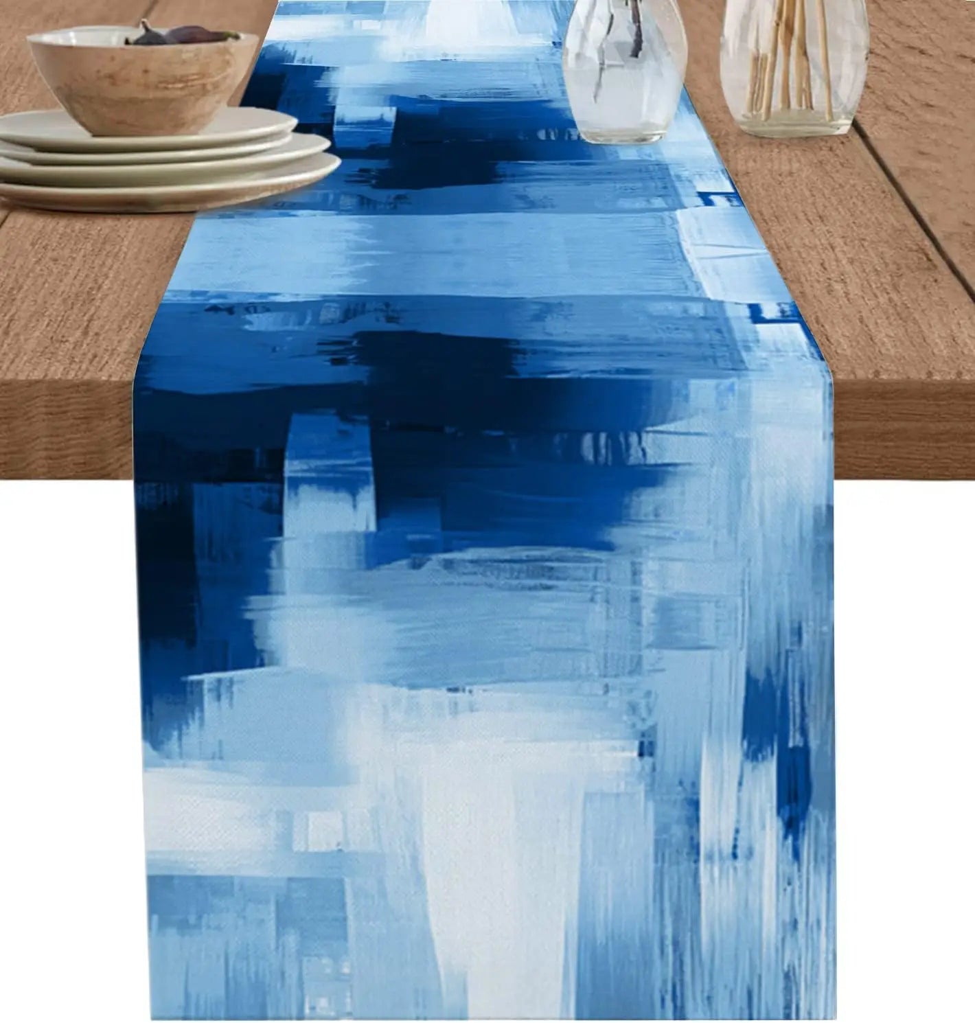 Ce chemin de table abstrait à dominante bleue aux motifs éthérés et fluides crée une ambiance sereine et apaisante pour la table.