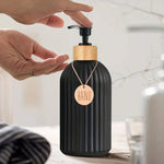 distributeur savon liquide noir blanc rayures moderne pompe pression étiquette bois savon shampoo conditioner