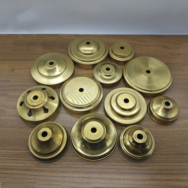 disques métalliques dorés classiques perforations opaques variés tailles incluses