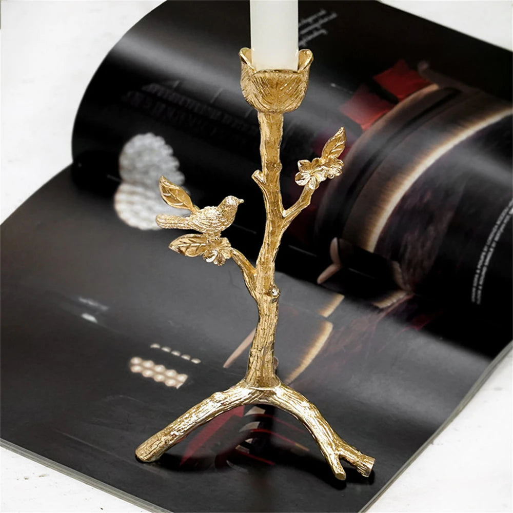 Une représentation artistique élégante d'un oiseau perché sur une branche dorée, créant une composition visuelle raffinée.